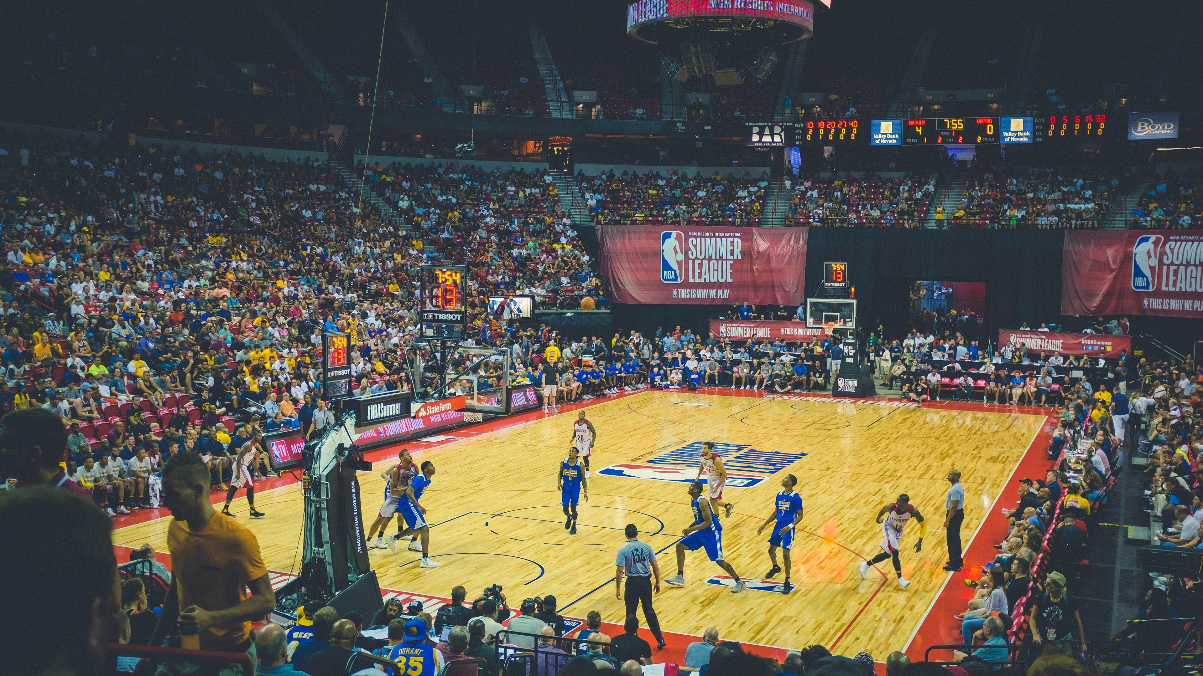 拉塞尔质疑勒克莱尔赛车设定，F1规则边缘的惊险博弈